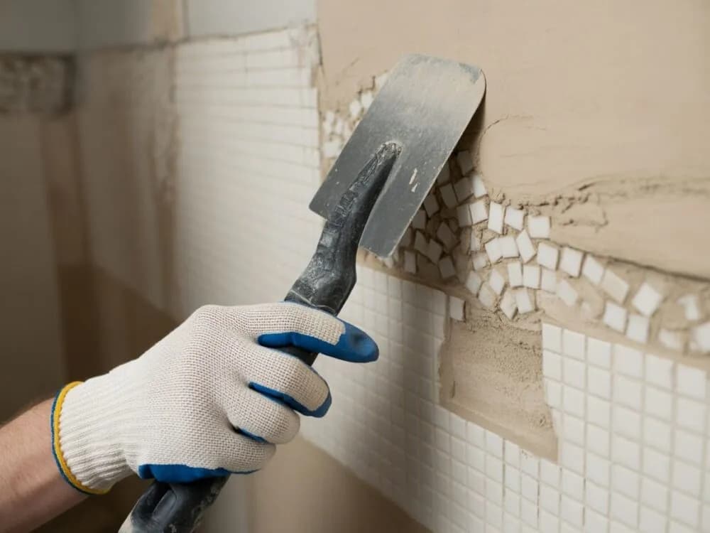 Usuwanie tynku mozaikowego: Zrób to sam i uniknij pułapek!