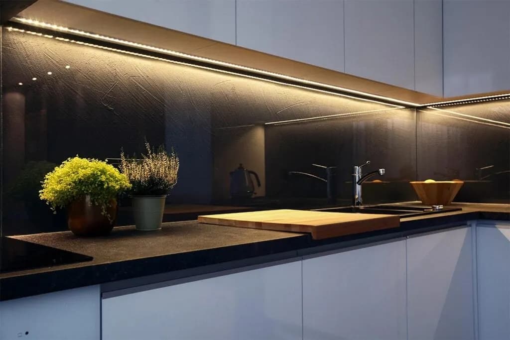 Ściana w kuchni: co zamiast płytek? 7 pomysłów na czystość!