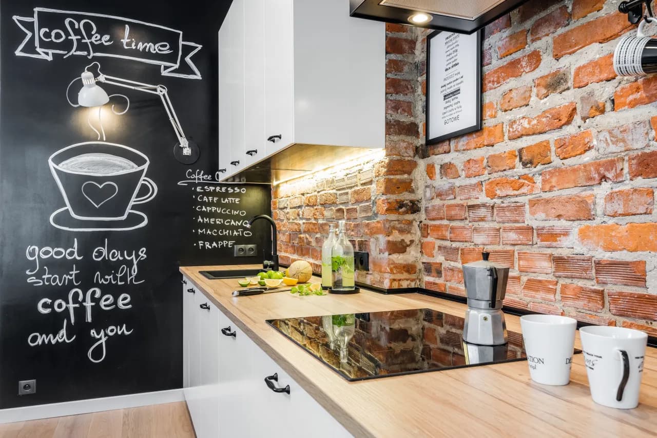 Ściana w kuchni bez płytek: 9 pomysłów, które pokochasz!