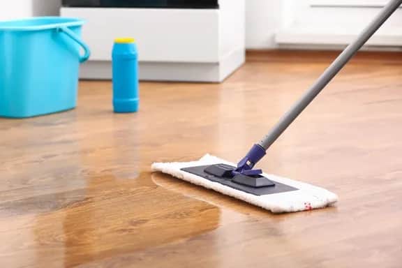 Jak umyć panele po remoncie? Poradnik bez smug i uszkodzeń