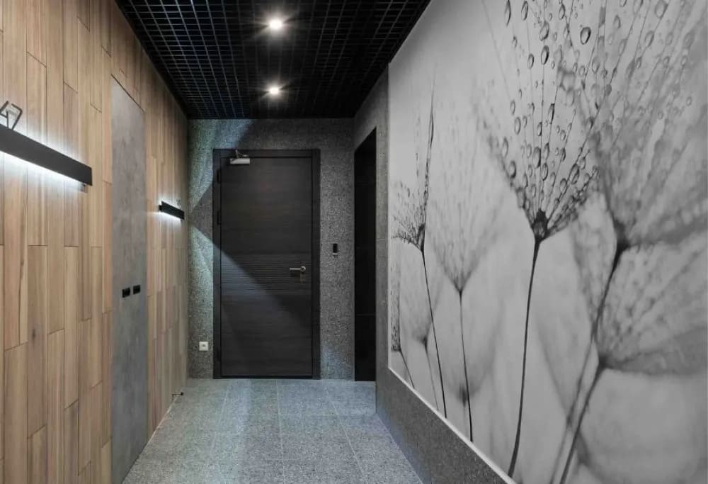 Jaka tapeta do wąskiego przedpokoju? Optycznie powiększ przestrzeń!