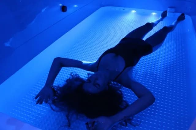 Floating: Odkryj kabinę izolacji sensorycznej relaks i korzyści