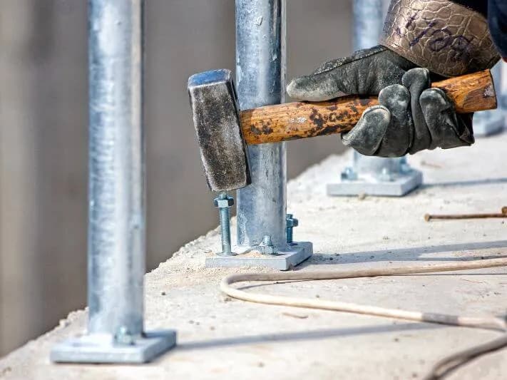 Kotwy do betonu: Jak wybrać? Bezpieczeństwo i trwałość mocowań